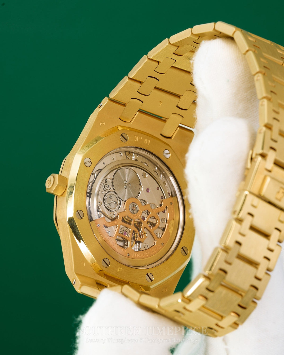 39mm Audemars Piguet Royal Oak Jumbo in Solid 18kt Yellow Gold with White Dial (Ref: 15202BA)(Year: 2005)(Box & Booklets)