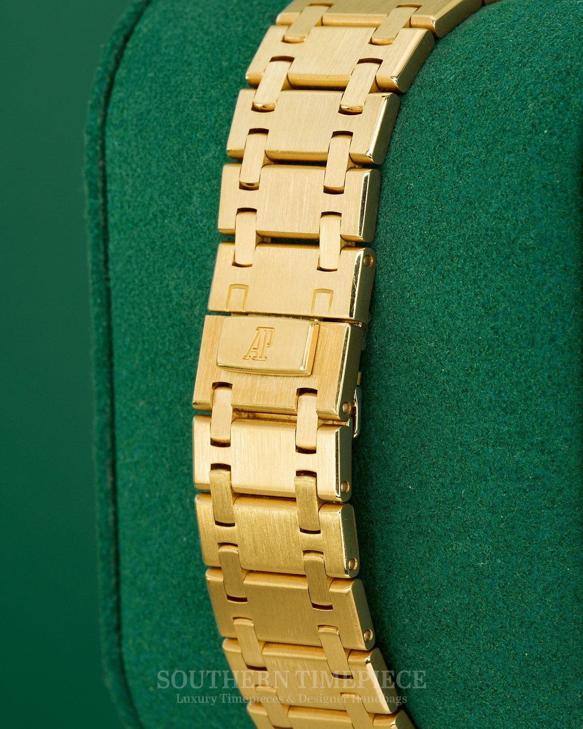 39mm Audemars Piguet Royal Oak Jumbo in Solid 18kt Yellow Gold with White Dial (Ref: 15202BA)(Year: 2005)(Box & Booklets)