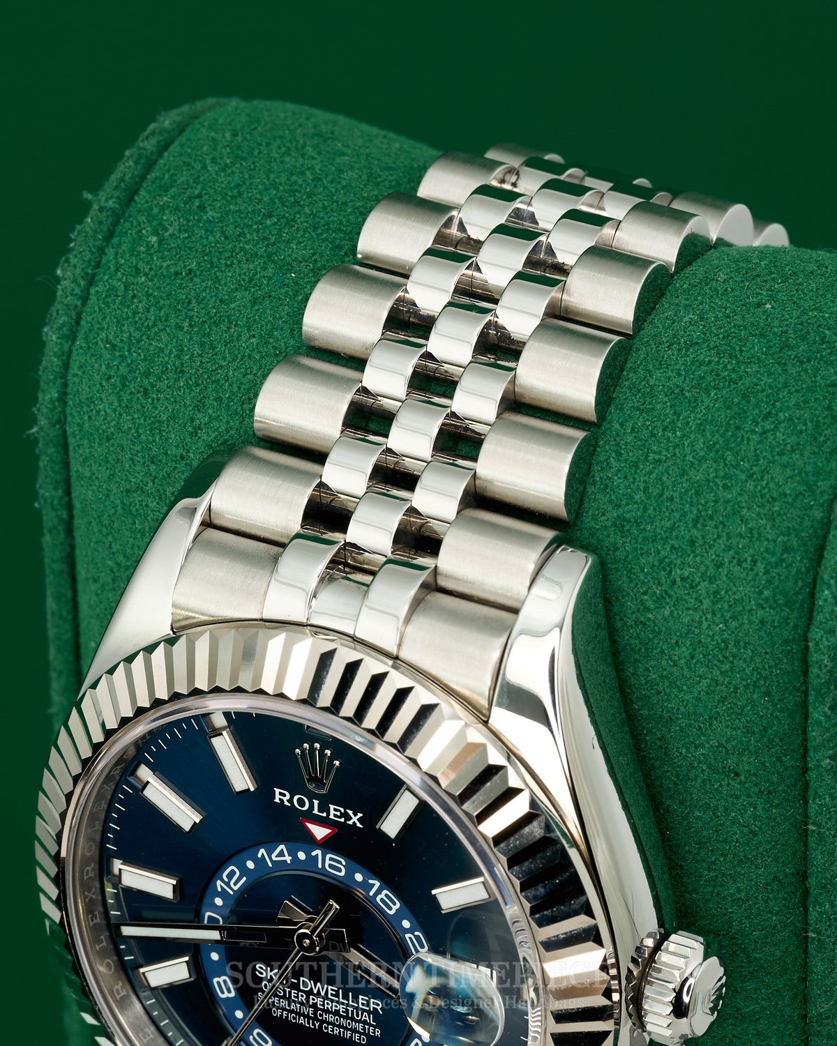 42mm Rolex Sky-Dweller in 18kt White Gold and Oystersteel with Blue Dial on Jubilee Bracelet (Ref: 326934)(Year: 2021)(Box & Appraisal)