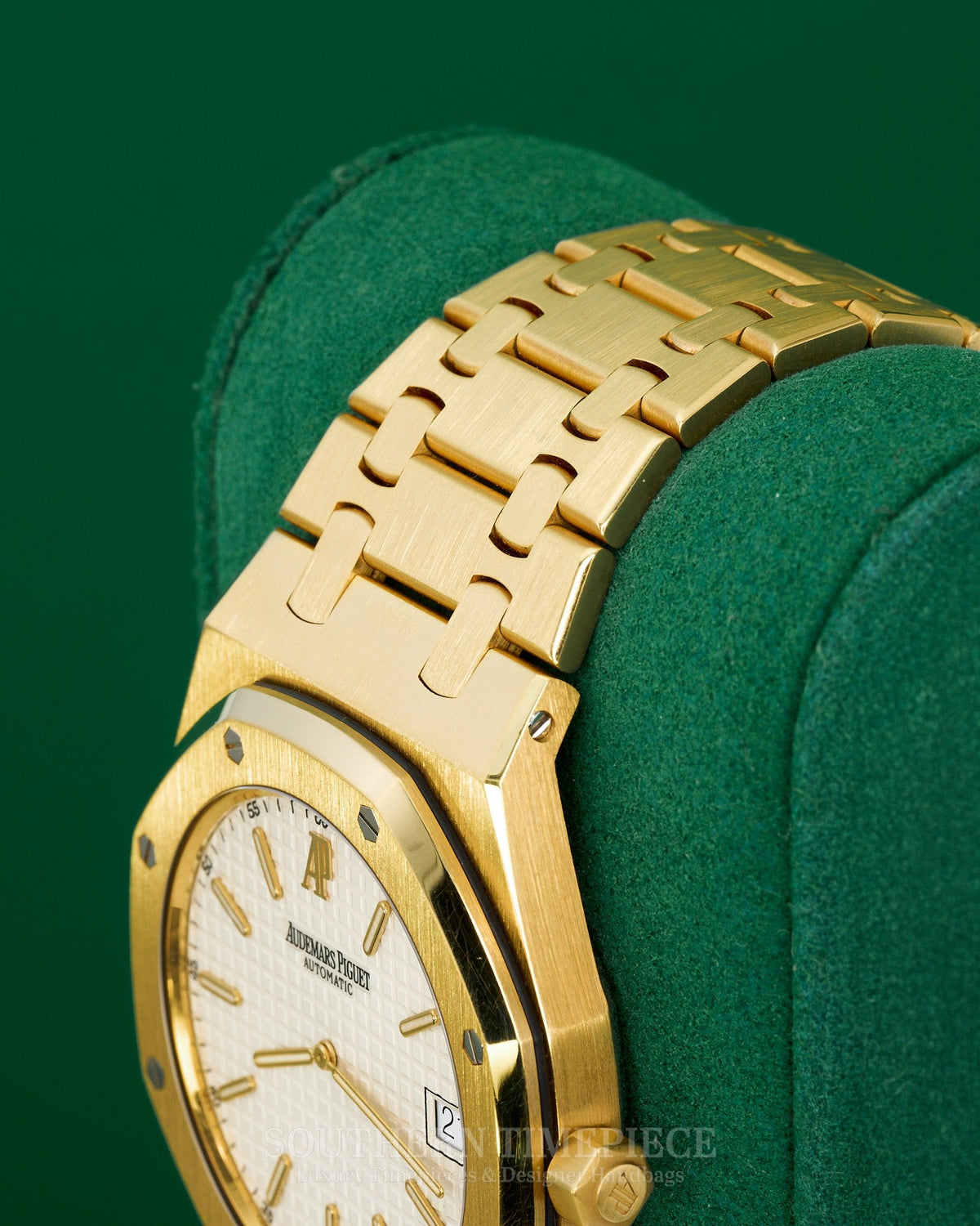 39mm Audemars Piguet Royal Oak Jumbo in Solid 18kt Yellow Gold with White Dial (Ref: 15202BA)(Year: 2005)(Box & Booklets)