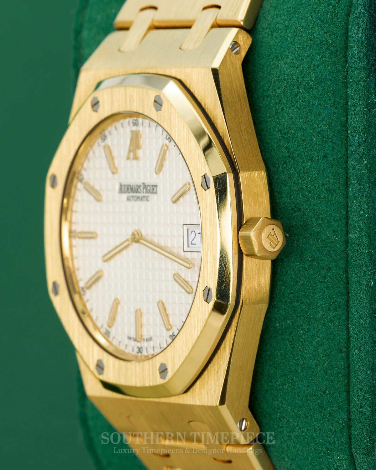 39mm Audemars Piguet Royal Oak Jumbo in Solid 18kt Yellow Gold with White Dial (Ref: 15202BA)(Year: 2005)(Box & Booklets)