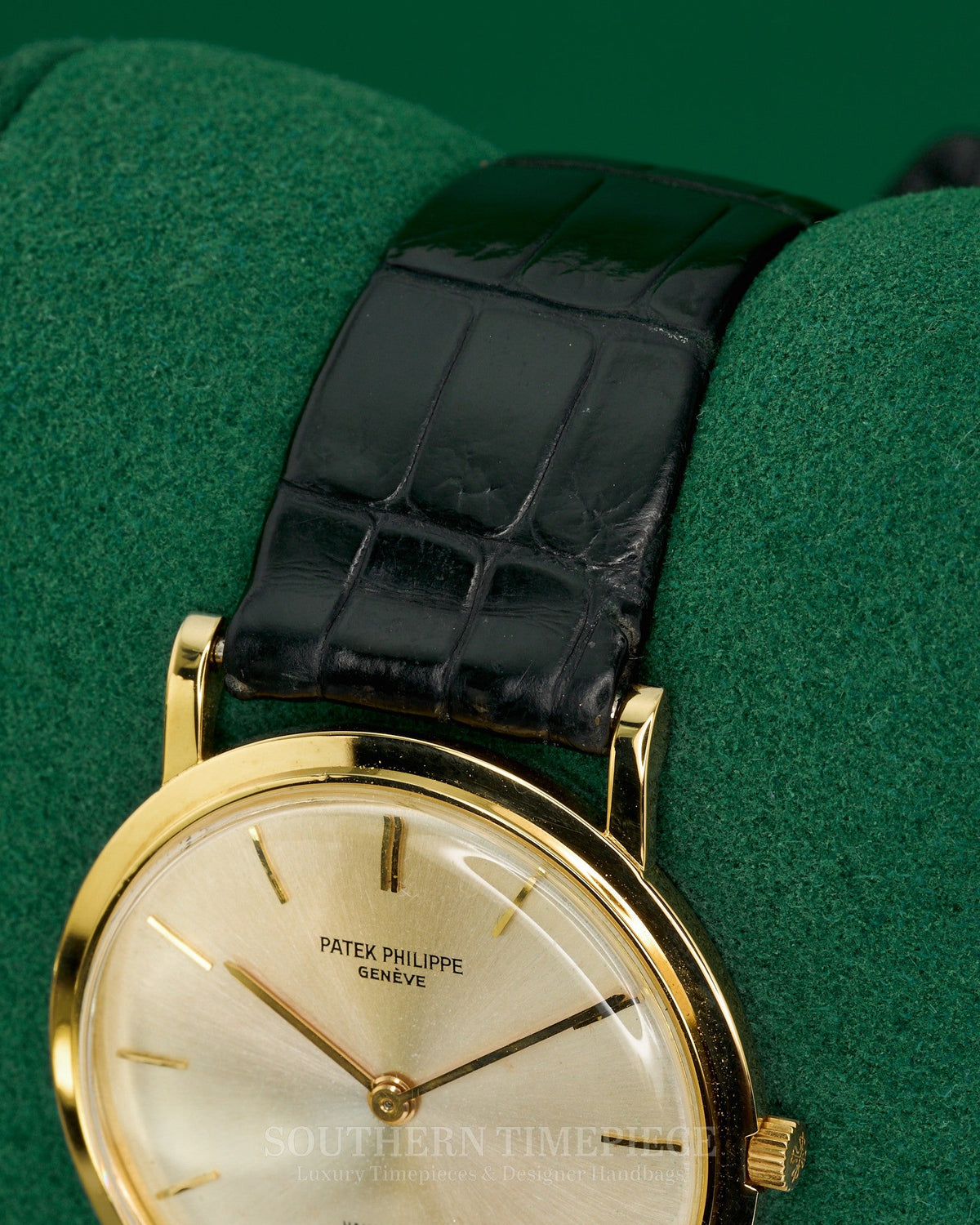 32mm Patek Philippe Calatrava with Silver Dial in Solid 18kt Yellow Gold on Black Leather (Ref: 3520)(Year: UK)